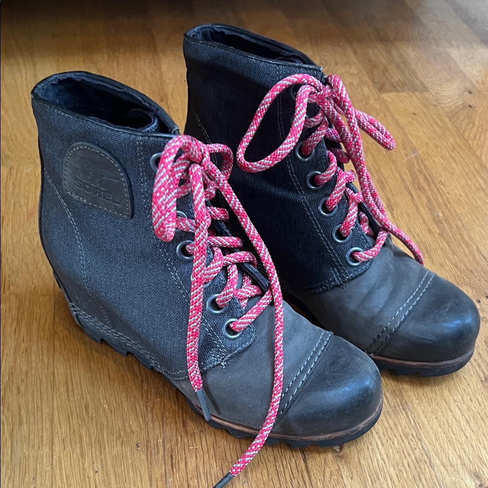 Sorel Women's Brown and Red Lace-Up Boots